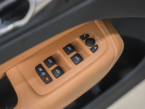 Used 2022 Volvo XC60 B5 Inscription w/ Climate Package image 37