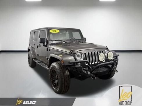 Used 2017 Jeep Wrangler Unlimited Sahara w/ Connectivity Group AWD/4WD image 7