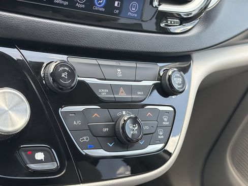 Used 2017 Chrysler Pacifica Touring Plus FWD image 23