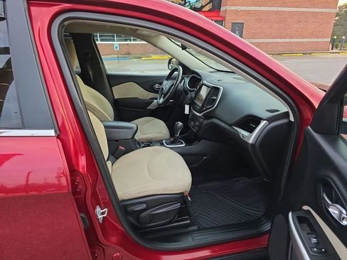 Used 2017 Jeep Cherokee Latitude image 4