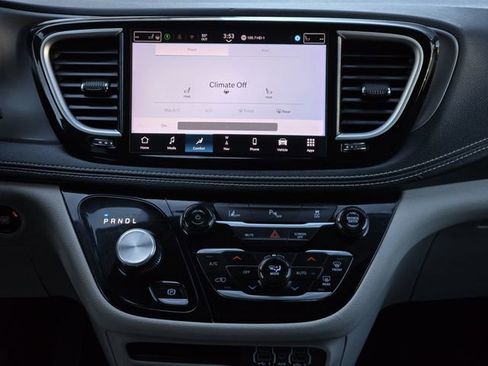 Used 2024 Chrysler Pacifica Limited FWD image 20