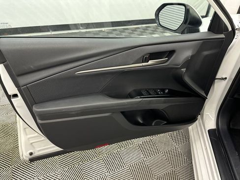 Used 2025 Toyota Camry SE FWD image 11