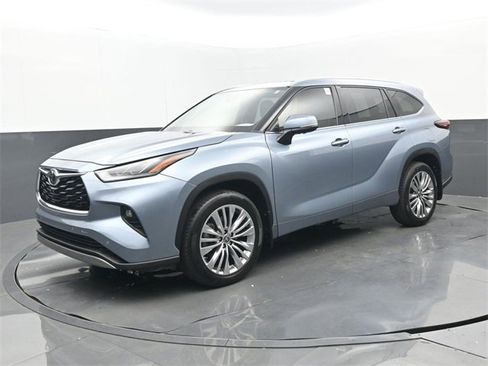 Used 2024 Toyota Highlander Platinum image 25