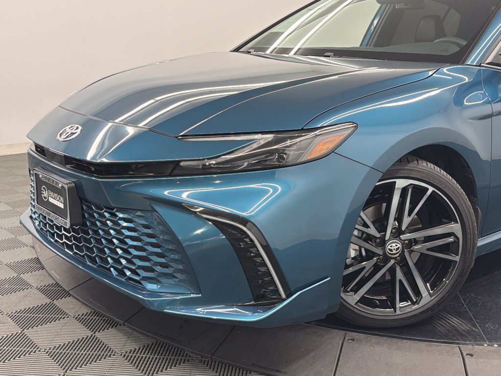 Used 2025 Toyota Camry XSE FWD image 4