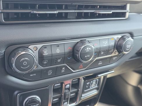 New 2026 Jeep Gladiator Sport image 17