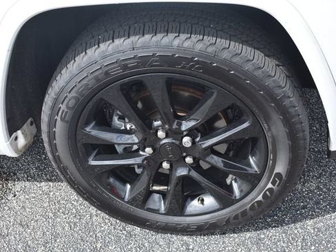 Used 2020 Jeep Grand Cherokee Altitude AWD/4WD image 12