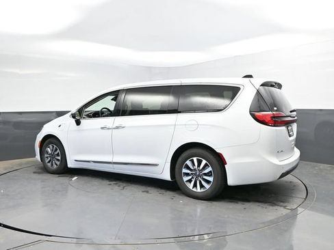 Used 2023 Chrysler Pacifica Limited FWD image 10