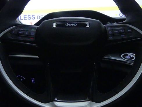 Used 2023 Jeep Grand Cherokee L Laredo image 17