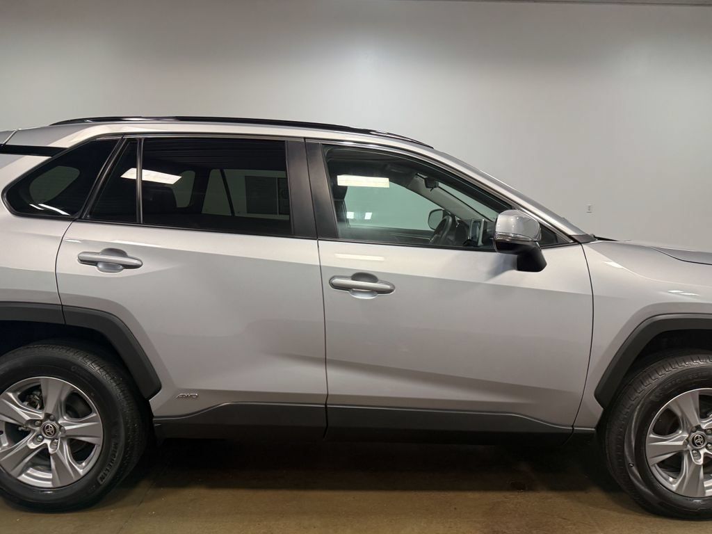 Used 2025 Toyota RAV4 XLE AWD/4WD image 32