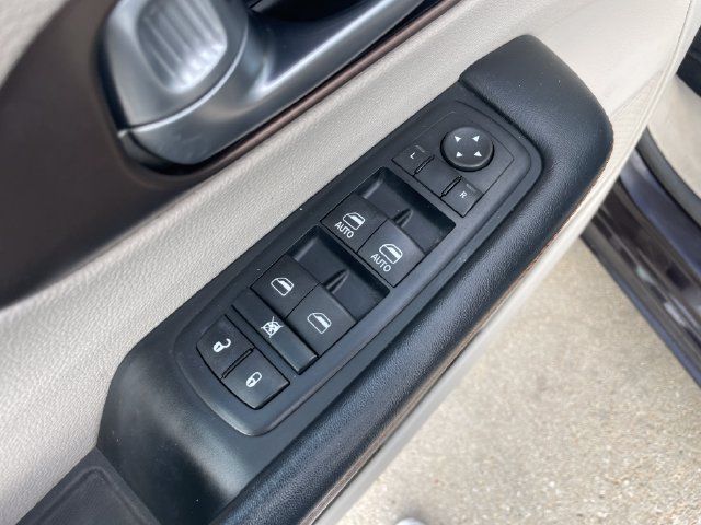 Used 2017 Chrysler Pacifica Touring w/ Tire & Wheel Group FWD image 21