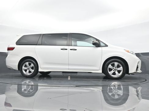 Used 2020 Toyota Sienna L image 21
