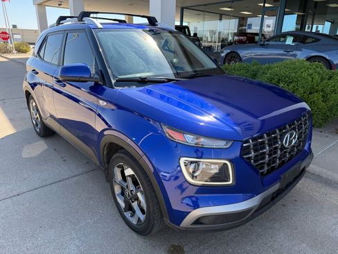 Used 2023 Hyundai Venue Limited image 3