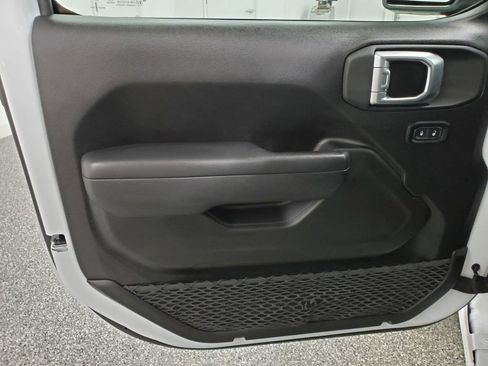 Used 2025 Jeep Wrangler Sport image 12