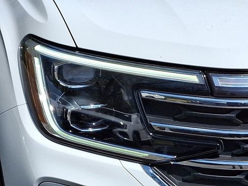 Certified 2025 Volkswagen Atlas SE image 9