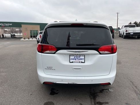 Used 2018 Chrysler Pacifica Touring-L w/ Premium Audio Group FWD image 12