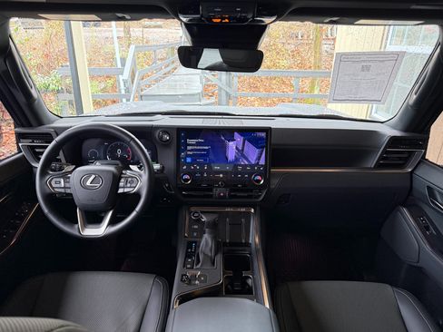 Used 2025 Lexus GX 550 w/ Accessory Package (2T) AWD/4WD image 30