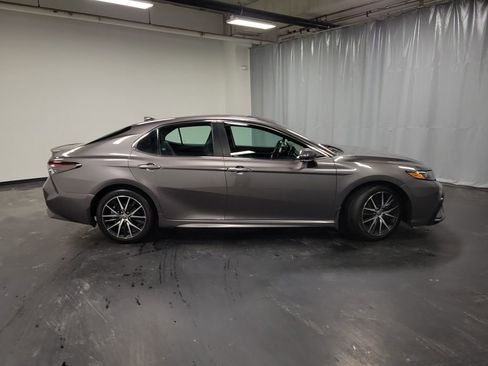 Used 2022 Toyota Camry SE image 9