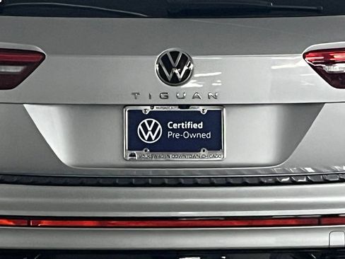 Certified 2022 Volkswagen Tiguan SE R-Line FWD image 34