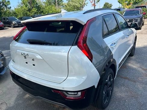 Used 2023 Kia Niro Wave w/ Wave Preserve Package FWD image 3