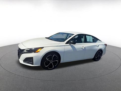 Used 2025 Nissan Altima 2.5 SR FWD image 8