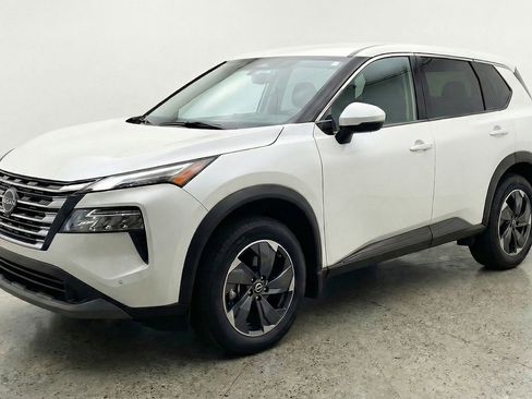 Used 2025 Nissan Rogue SV image 3