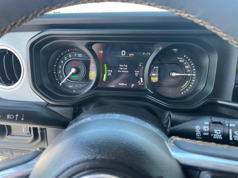 Used 2024 Jeep Wrangler Unlimited Sahara AWD/4WD image 16