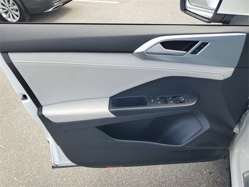 Certified 2025 Volkswagen Taos SE w/ Panoramic Sunroof Package image 14