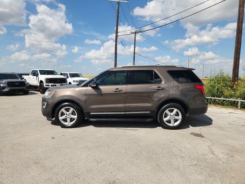 Used 2016 Ford Explorer XLT w/ Equipment Group 202A AWD/4WD image 4