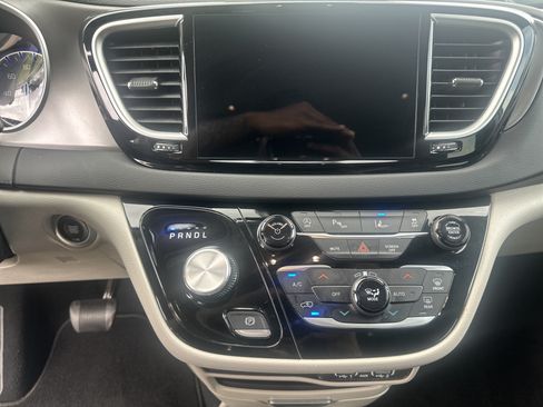 Used 2023 Chrysler Pacifica Touring-L FWD image 27