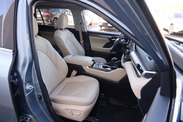 Used 2024 Toyota Highlander Platinum FWD image 31