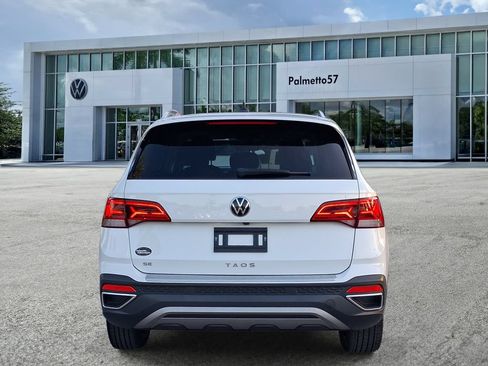 Certified 2024 Volkswagen Taos SE w/ Panoramic Sunroof Package FWD image 5