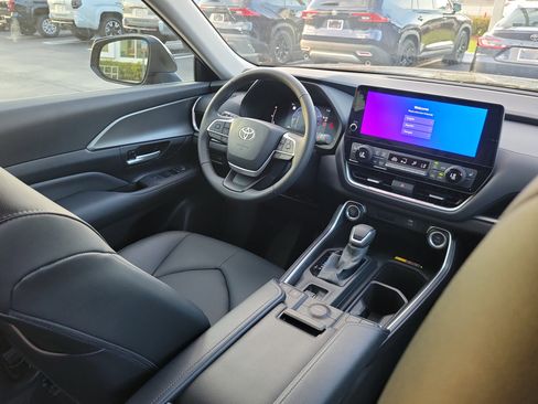Used 2026 Toyota Grand Highlander XLE image 14
