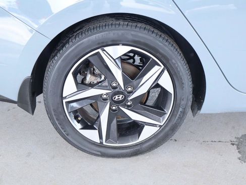Used 2022 Hyundai Elantra SEL w/ Convenience + Premium Package FWD image 5