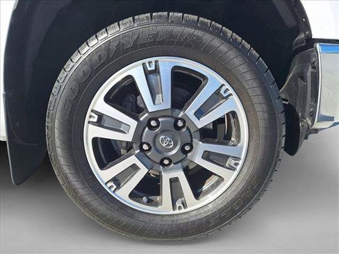 Used 2018 Toyota Tundra SR5 w/ SR5 Upgrade Package image 19