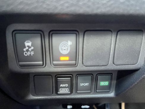 Used 2017 Nissan Rogue SV AWD/4WD image 23