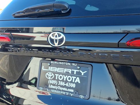 Used 2024 Toyota Grand Highlander Limited image 30