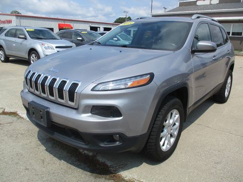 Used 2018 Jeep Cherokee Latitude Plus w/ Comfort/Convenience Group AWD/4WD image 2