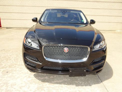 Used 2017 Jaguar F-PACE Premium image 12