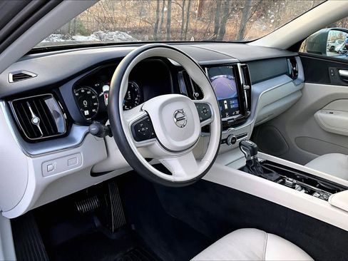 Used 2020 Volvo XC60 T6 Momentum image 16