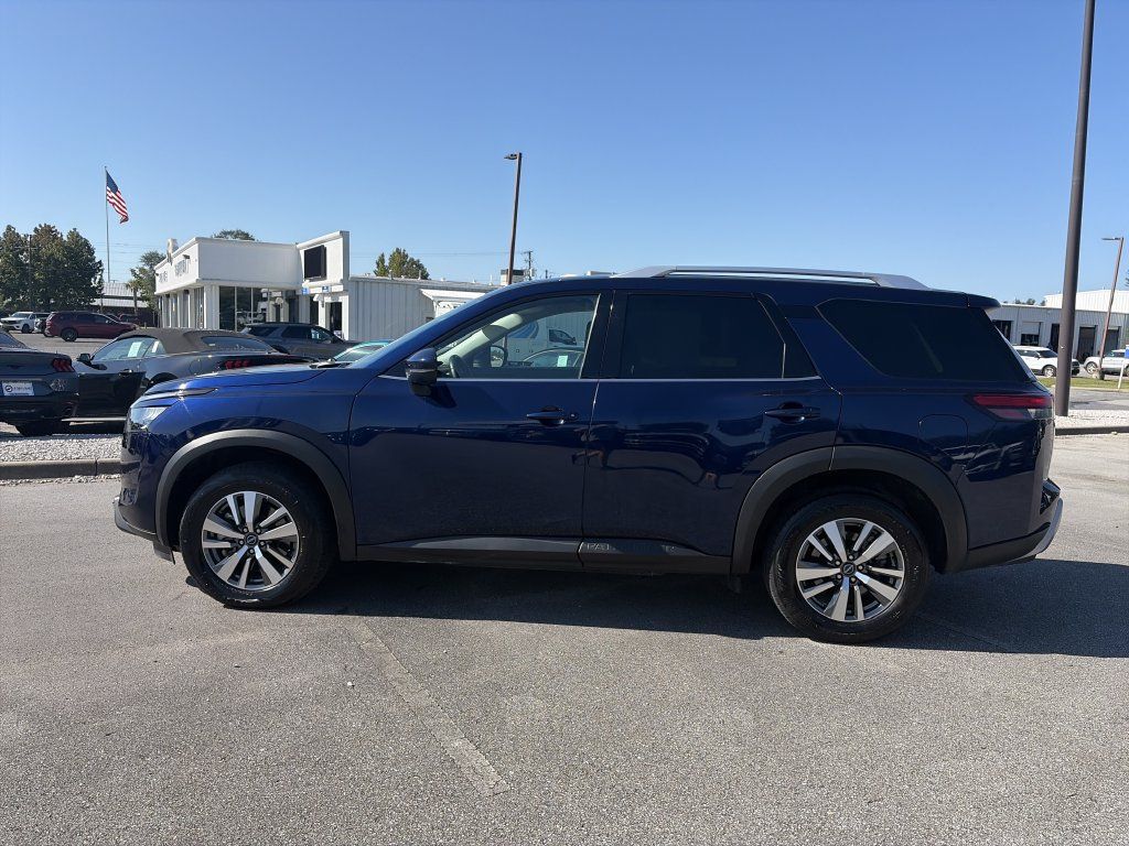 Used 2025 Nissan Pathfinder SL FWD image 4