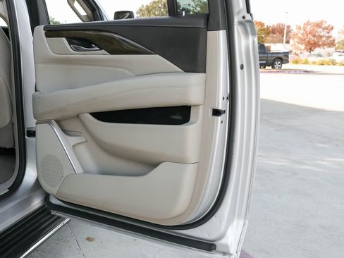 Used 2020 Cadillac Escalade ESV Luxury image 41