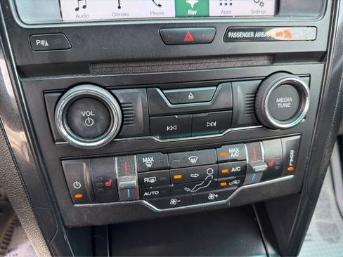 Used 2017 Ford Explorer XLT w/ Equipment Group 202A AWD/4WD image 28
