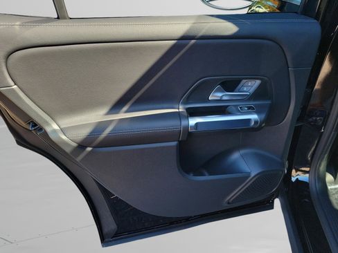 Used 2025 Mercedes-Benz GLB 250 image 23