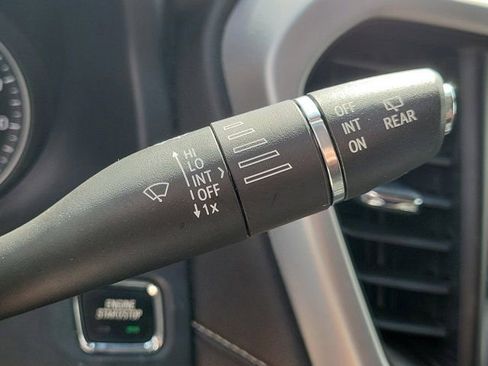 Used 2023 GMC Acadia SLT w/ Elevation Edition image 33