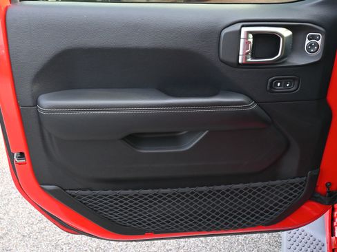 Used 2018 Jeep Wrangler Unlimited Sahara image 28