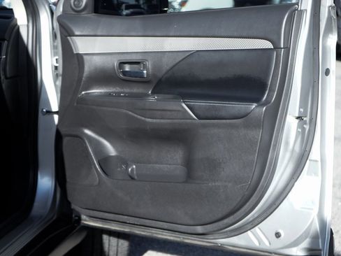 Used 2019 Mitsubishi Outlander SEL image 41