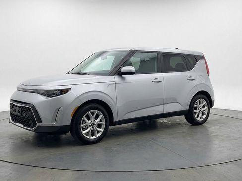 Used 2025 Kia Soul LX w/ LX Technology Package FWD image 3