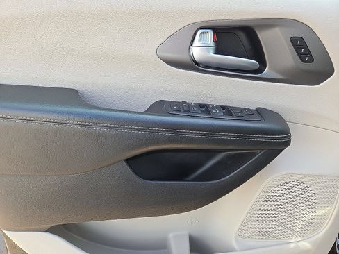Used 2024 Chrysler Pacifica Touring-L FWD image 21