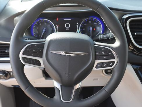 Used 2024 Chrysler Pacifica Touring-L FWD image 20