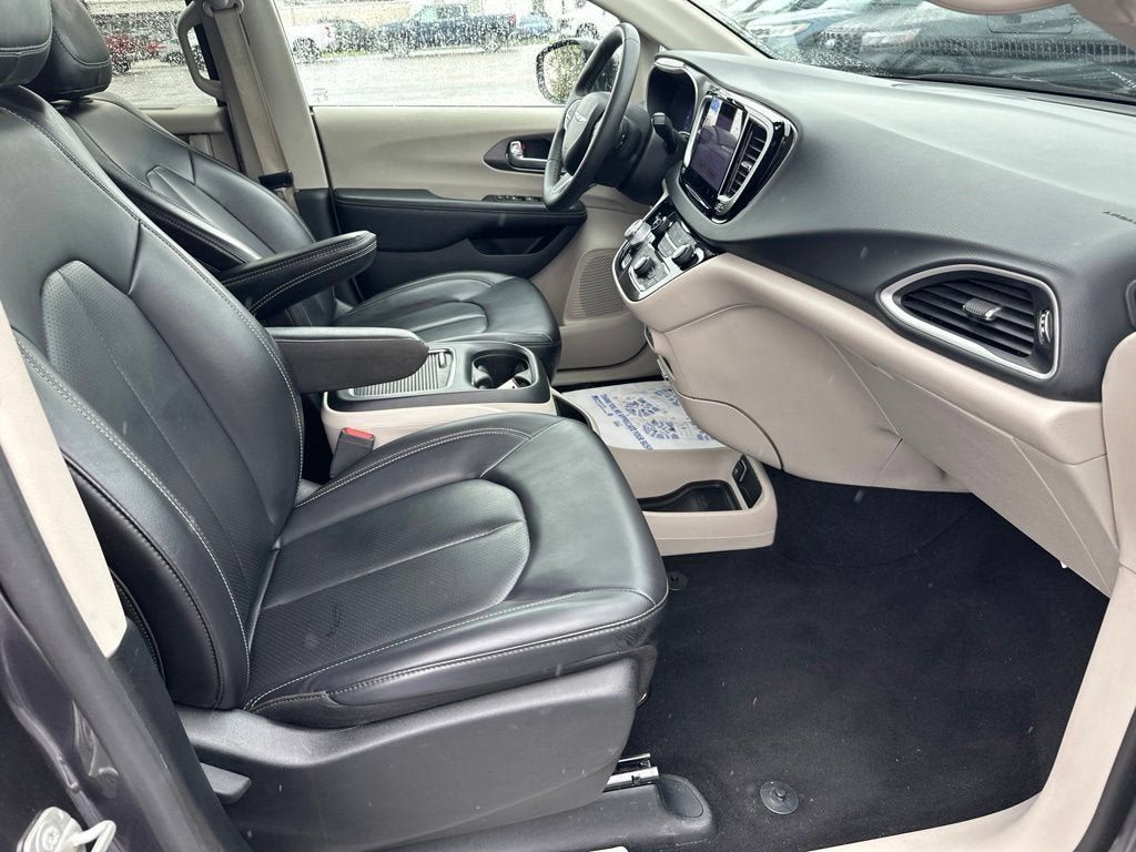 Used 2023 Chrysler Pacifica Touring-L FWD image 11